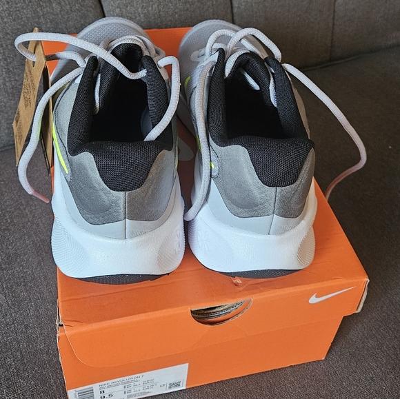 Nike Revolution 7 Size 8 - Picture 5 of 6